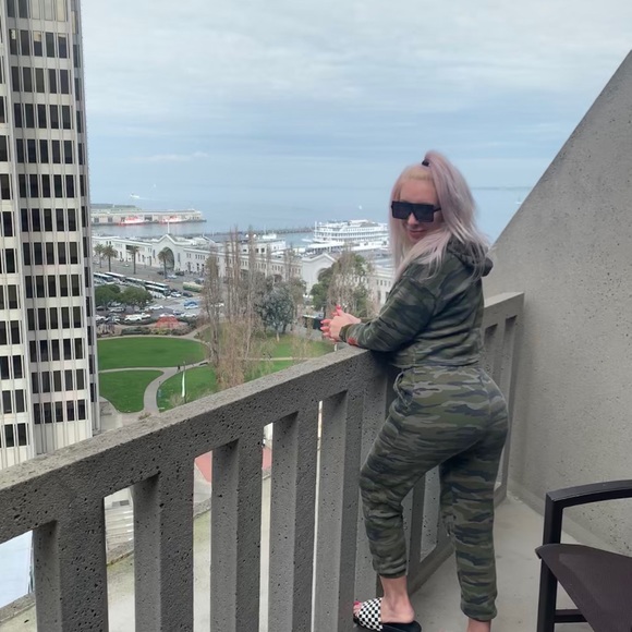 Forever 21 Camo Matching Sweat Suit 2 Pieces Set Pants And Hoodie Included - Picture 2 of 4